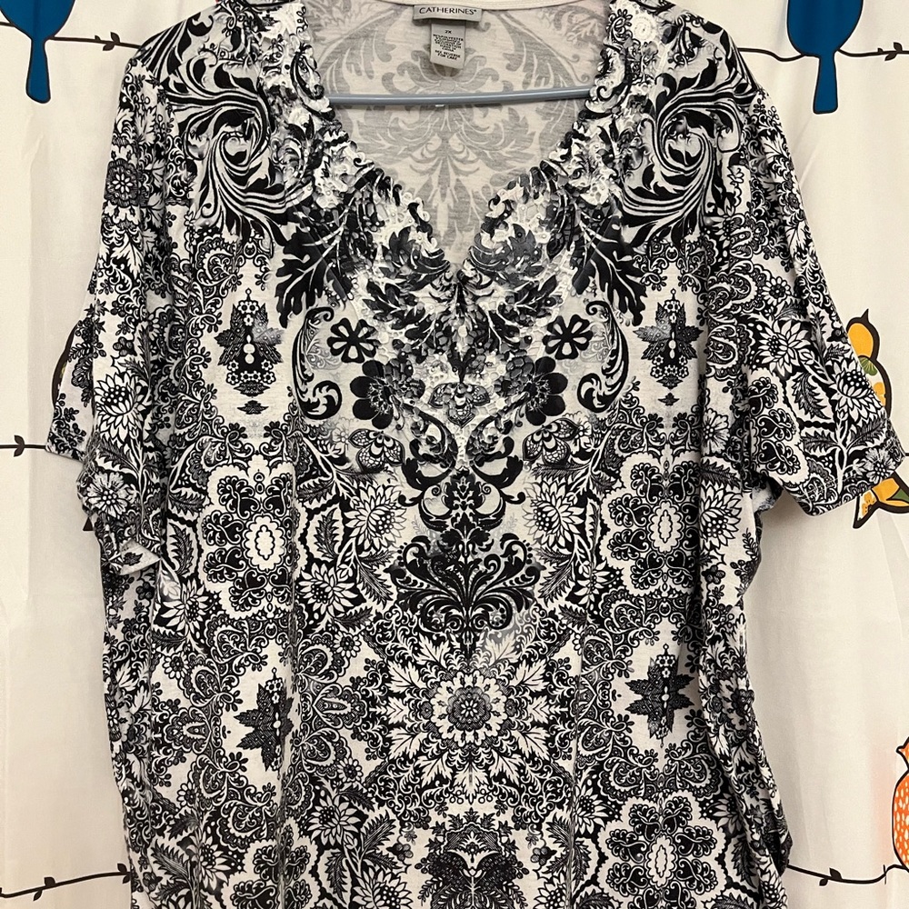 Black and white pullover top - Catherines 2X